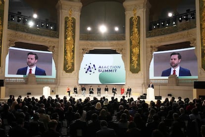 El vicepresidente de Estados Unidos, JD Vance, se dirige al público en el Grand Palais durante la cumbre sobre Inteligencia Artificial, en París.