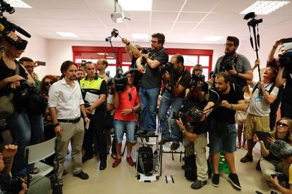 Los medios gráficos cubren la votación de Pablo Iglesias, líder de Podemos y candidato por la coalición Unidos Podemos, en el colegio electoral del IES Tirso de Molina de Madrid en la jornada electoral del 26-J.