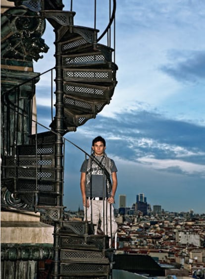 En las alturas. Miguel posa en la azotea del Círculo de Bellas Artes de Madrid. "Ésta es mi ciudad. Y en general me gusta. Aunque querría que hubiese un monumento que la identificase, como la Torre Eiffel en París".