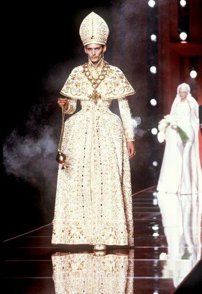 La iglesia representada en el desfile fetichista de Galliano para Dior.