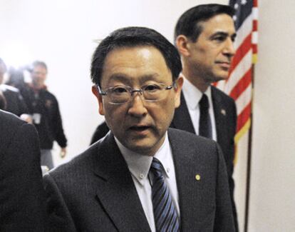 El presidente de Toyota, Akio Toyoda, a la salida de una reunión hoy en el Capitolio previa de su comparecencia ante los congresistas