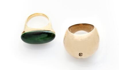 HELENA ROHNER: Anillo de latón con pieza en porcelana verde. Precio: 142 euros.