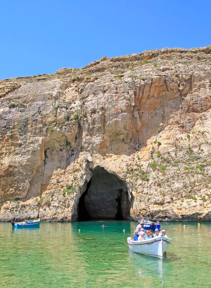 Un barco en una bahía de la isla de Gozo, en Malta.