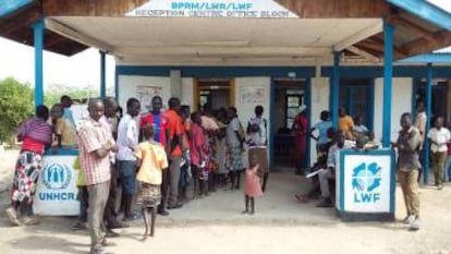 Inmigrantes somalíes esperan a registrarse en el centro de recepción del campo de refugiados de Kakuma (Kenia).