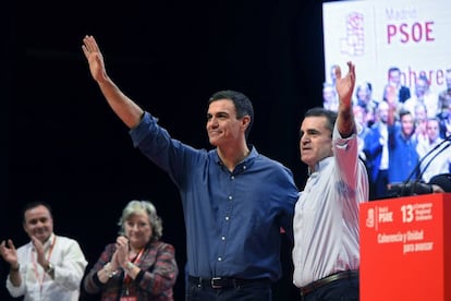 El secretario general del PSOE, Pedro S&aacute;nchez, durante a clausura del XIII Congreso del PSOE-M junto a Jos&eacute; Manuel Franco.