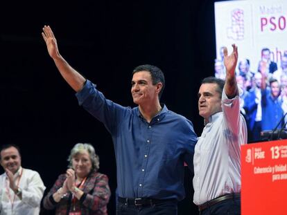 El secretario general del PSOE, Pedro S&aacute;nchez, durante a clausura del XIII Congreso del PSOE-M junto a Jos&eacute; Manuel Franco.