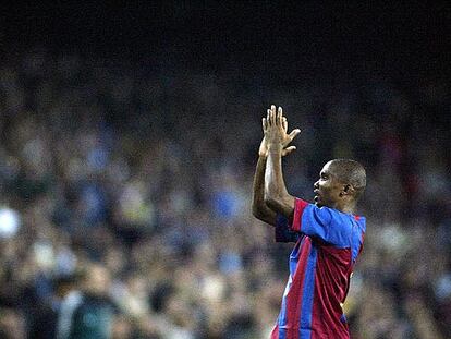 Eto'o aplaude al público tras conseguir su gol.