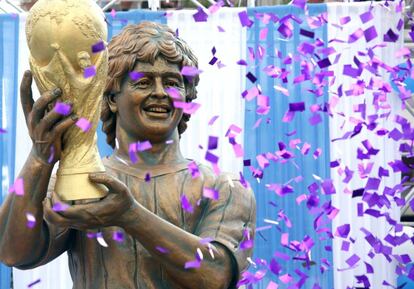 Escultura del exfutbolista argentino Diego Armando Maradona durante su visita a Calcuta (India), el lunes.