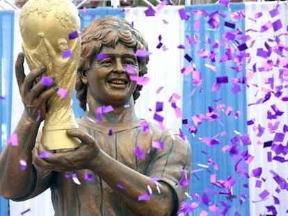 Escultura del exfutbolista argentino Diego Armando Maradona durante su visita a Calcuta (India), el lunes.