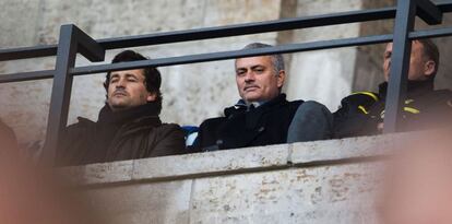 Mourinho observa el Herta-Dortmund, el pasado sábado en Berlín.