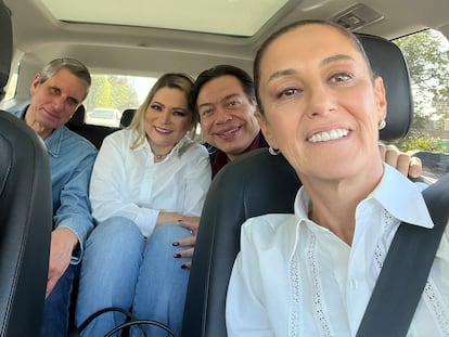 Jesús Tarriba, Claudia Delgadillo, Mario Delgado y Claudia Sheinbaum rumbo a un mítin de campaña en Jalisco.
