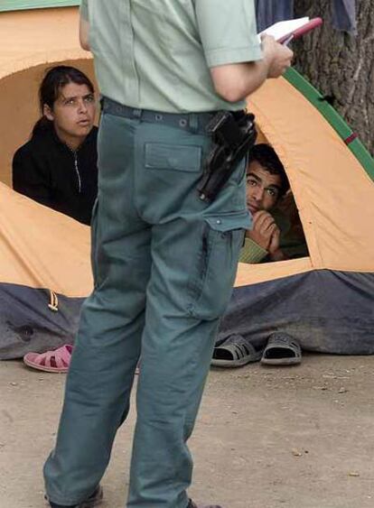 Un guardia civil identifica a dos acampados en La Marmota (La Gineta).