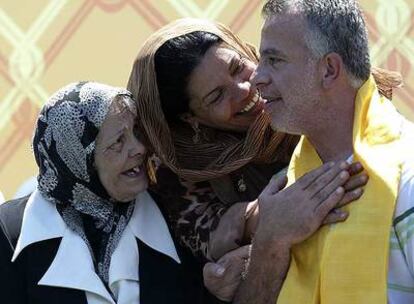 El espía Nisim Naser, junto a su madre (izquierda) y otra pariente, en la ciudad de Naqura, en el sur de Líbano.