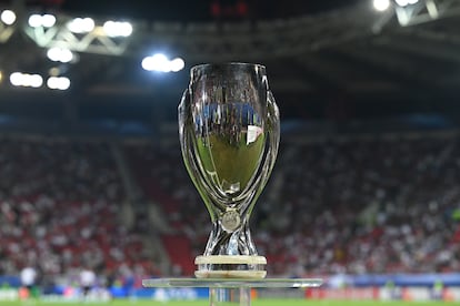 VIsta detallada del trofeo antes del partido de la Supercopa de la UEFA 2023 entre el Manchester City FC y el Sevilla FC en el Estadio Karaiskakis en El Pireo, Grecia.