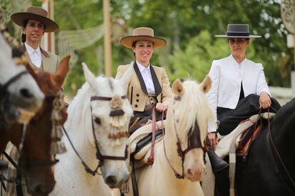 Mujeres de amazonas a caballo por el Real Hontoria.