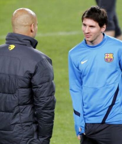 Guardiola intercambia impresiones con Messi.
