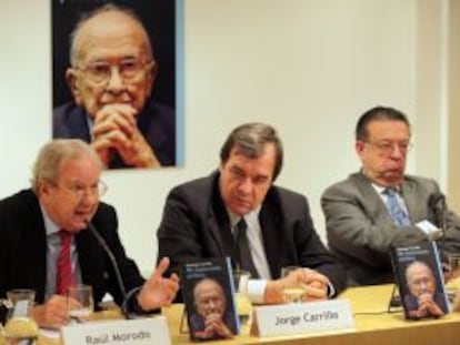 Jorge Carrillo, en el centro, junto a Ra&uacute;l Morodo, a la izquierda, y Miguel Herrero de Mi&ntilde;&oacute;n.