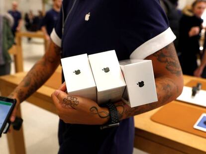 Un vendedor muestra el iPhone X en una Apple Store de Londres.