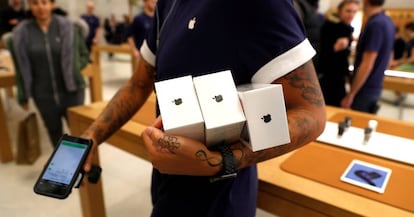 Un vendedor muestra el iPhone X en una Apple Store de Londres.