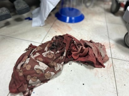 Camiseta de Shahed, una niña de 6 años, en el suelo del hospital. Un bombardeo israelí le causó mutilaciones y un traumatismo craneoencefálico grave. Falleció pocas horas más tarde. (Jabalia, 28 de abril de 2025).