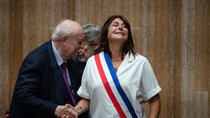 El exalcalde de Marsella entrega la banda tricolor a su sucesora, la ecologista Michèle Rubirola, visiblemente emocionada.