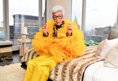  Iris Apfel, icono de moda. El Museo de Arte Metropolitano de Nueva York le dedicó una exposición, su armario fue uno de los más originales y sin prejuicios del mundo de la moda y su carisma la llevó a disfrutar de una vida longeva y extraordinaria.