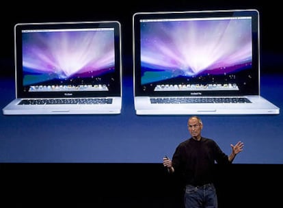 Llegan los nuevos MacBook. Steve Jobs ha presentado la remozada línea de portátiles de Apple: más aluminio, más potencia y (algo) más verdes.