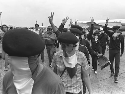 Militantes de la guerrilla colombiana M-19, durante una visita a La Habana (Cuba), el 28 de abril de 1980.