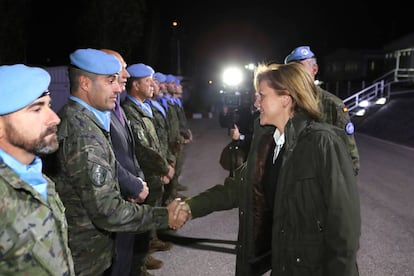 La ministra de Defensa, Mar&iacute;a Dolores de Cospedal, saluda a los militares espa&ntilde;oles en L&iacute;bano el pasado 27 de diciembre.