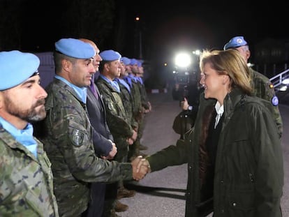 La ministra de Defensa, Mar&iacute;a Dolores de Cospedal, saluda a los militares espa&ntilde;oles en L&iacute;bano el pasado 27 de diciembre.