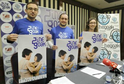 El director de Zinegoak, Roberto Castón (en el centro), junto a los miembros de la organización del festival, Pau Guillén y Bea Majuelo, ayer, en la presentación de la programación de 2011.