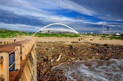 El Estadio Mosses Mabidha desde la playa de Durban.