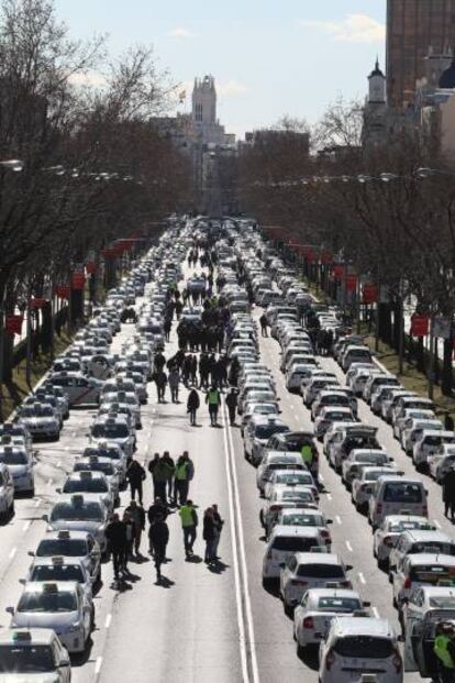 Varios taxistas bloquean el Paseo de la Castellana. 
 