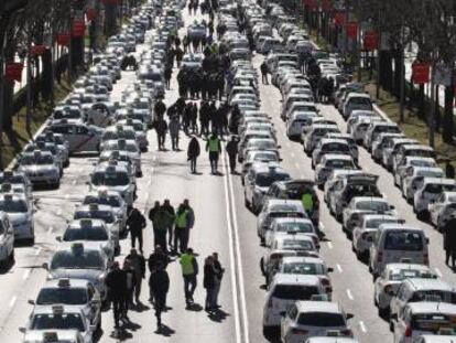 Varios taxistas bloquean el Paseo de la Castellana. 
 