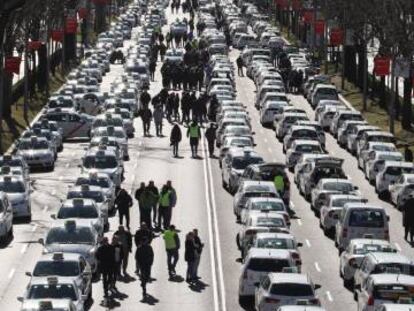 Varios taxistas bloquean el Paseo de la Castellana.