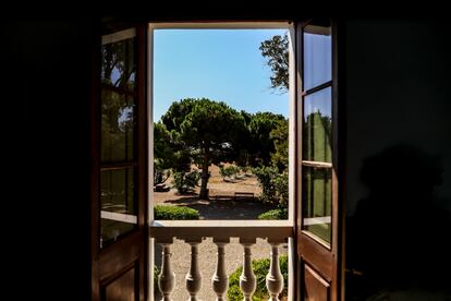 Vista desde el interior de Mas Miró, en Mont-roig del Camp (Tarragona).