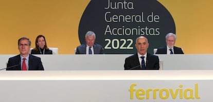El CEO de Ferrovial, Ignacio Madridejos, y el presidente de la compañía, Rafael del Pino, en la junta de accionistas del grupo.