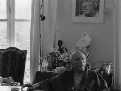 Picasso vestido con un quimono en Notre-Dame de Vie, Mougins. 1965.