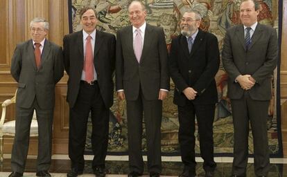 <b>EL REY CON LOS AGENTES SOCIALES.</b> Don Juan Carlos ha recibido esta mañana en el palacio de La Zarzuela a los presidentes de la CEOE, Juan Rosell, y Cepyme, Jesús Terciado, y a los secretarios generales de CC OO, Ignacio Fernández Toxo, y de UGT, Cándido Méndez, para hablar del pacto social que firmaron con el Gobierno el pasado 2 de febrero, y analizar la actual coyuntura económica.