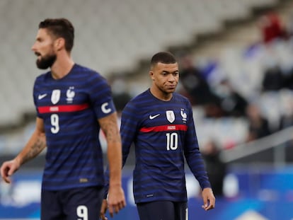 Olivier Giroud y Kylian Mbappé durante un partido de la selección francesa el año pasado.