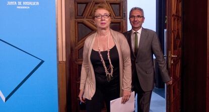Carmen Martínez Aguayo y el portavoz del Gobierno, Miguel Ángel Vázquez, tras el Consejo de Gobierno del martes.