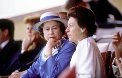 La reina Isabel II junto a su hermana Margarita, en mayo de 1988 en una competición deportiva.