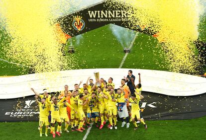 Los jugadores del Villarreal, con el trofeo.