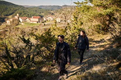 Saúl Flores y Alba Peña recorren la Ruta al Exilio a la altura del pueblo navarro de Leranotz.