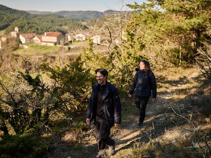 Saúl Flores y Alba Peña recorren la Ruta al Exilio a la altura del pueblo navarro de Leranotz.