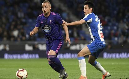 Lobotka y Wu Lei, en el Espanyol-Celta en Cornellà.