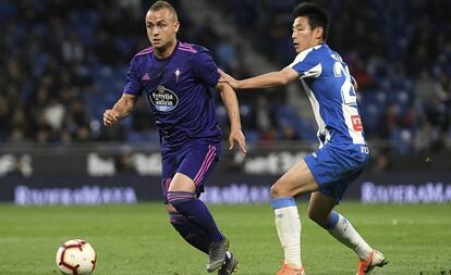 Lobotka y Wu Lei, en el Espanyol-Celta en Cornellà. 