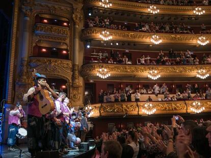 El p&uacute;blico aplaude tras una canci&oacute;n de una chirigota