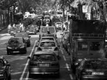 B 34447 - (11.5.2000) - Color - Transito en Barcelona - Foto : Carles Ribas -