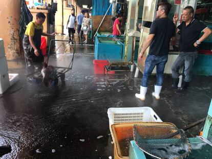 ABERDEEN MARKET CON EL SUELO ENCHARCADO POR AGUA DE MAR / CAPEL